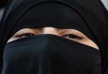 Niemcy: Zakaz zasłaniania twarzy podczas prowadzenia auta podtrzymany – kobieta nie może jeździć w nikabie