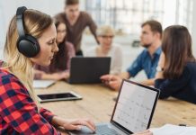 Hałas w miejscu pracy: czy pracownikom w Niemczech przysługują słuchawki z redukcją szumów?