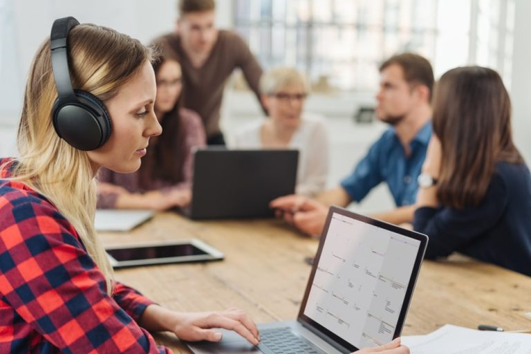 Hałas w miejscu pracy: czy pracownikom w Niemczech przysługują słuchawki z redukcją szumów?