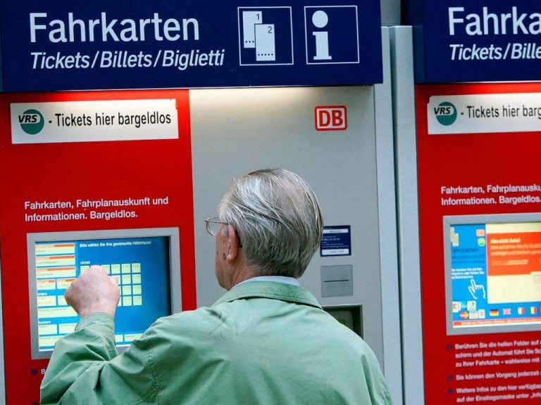 Obsługa niemieckiego automatu biletowego – instrukcja krok po kroku wraz ze zdjęciami i tłumaczeniem!