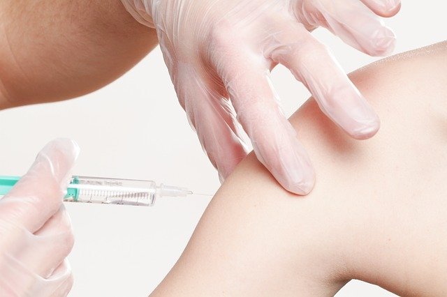 Niemcy: połowa dorosłych planuje przyjąć nową szczepionkę przeciw koronawirusowi