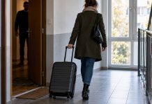 Niemcy: Ofiara przemocy ucieka, sprawca ma płacić czynsz! Rząd szykuje nowe prawo Kobieta z walizką opuszcza mieszkanie, w drzwiach widoczna jest sylwetka mężczyzny