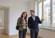 Coraz drożej za wynajem w Niemczech! Czynsze rosną najszybciej od początku 2025 roku Kobieta ogląda mieszkanie z pośrednikiem – ilustracja rosnących kosztów najmu
