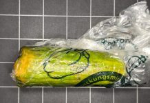 Oszustwo w Niemczech: kobieta zapłaciła 3300 euro za monetę, w paczce był ogórek