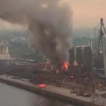 Ogromna chmura dymu nad portem w Hamburgu