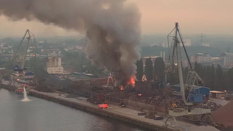 Ogromna chmura dymu nad portem w Hamburgu. Wydano ostrzeżenie dla mieszkańców!