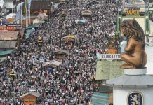 7 milionów gości na Oktoberfest. 98 000 prób kradzieży kufli