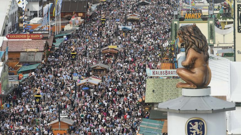 7 milionów gości na Oktoberfest. 98 000 prób kradzieży kufli