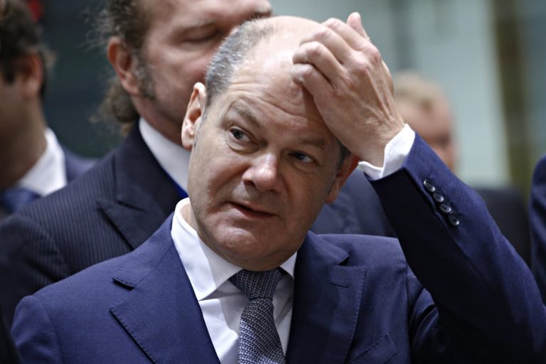 Kanclerz Scholz przeciwny pochopnemu wstrzymywaniu dostaw ropy i gazu z Rosji