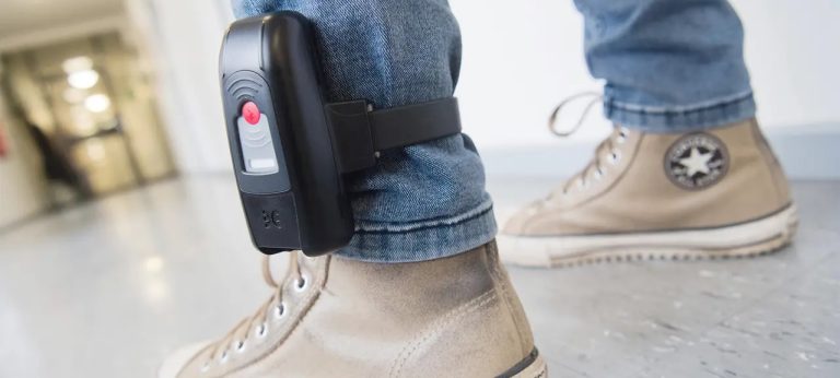 Niemcy: Rząd chce używać bransoletek na kostkę przeciwko przemocy domowej