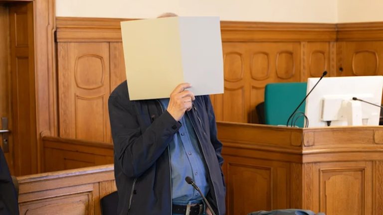 Niemcy: Po 25 latach wnuczka doprowadza „dziadka” przed sąd — oskarżony o wielokrotne molestowanie seksualne