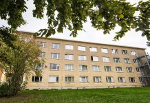 Niemcy: Brutalny atak nożownika przed ośrodkiem dla uchodźców w Apoldzie – 68-letni emeryt walczy o życie