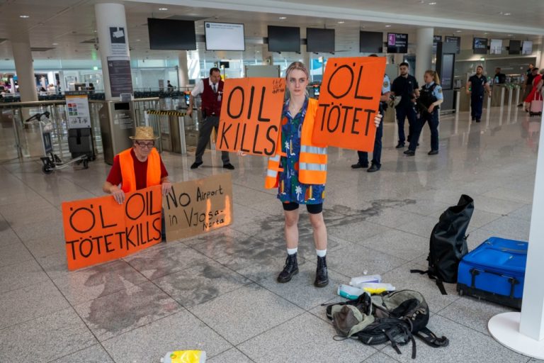 Aktywiści z „Ostatniej generacji” znów sparaliżowali niemieckie lotniska!