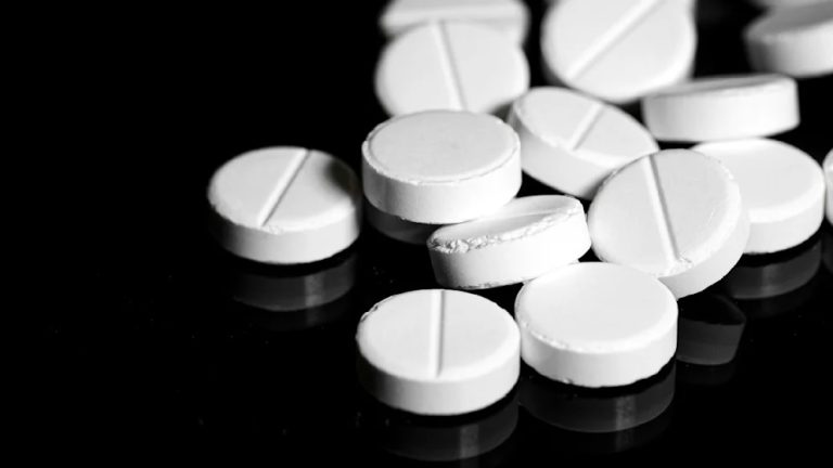 Nowy, zagrażający życiu trend wśród nastolatków: „Paracetamol Challenge” opanował TikTok