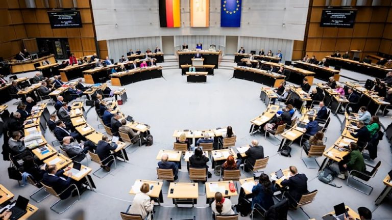 Niemcy: Rekordowe podwyżki dla berlińskich posłów. Od 2026 roku diety wzrosną do 8161 euro