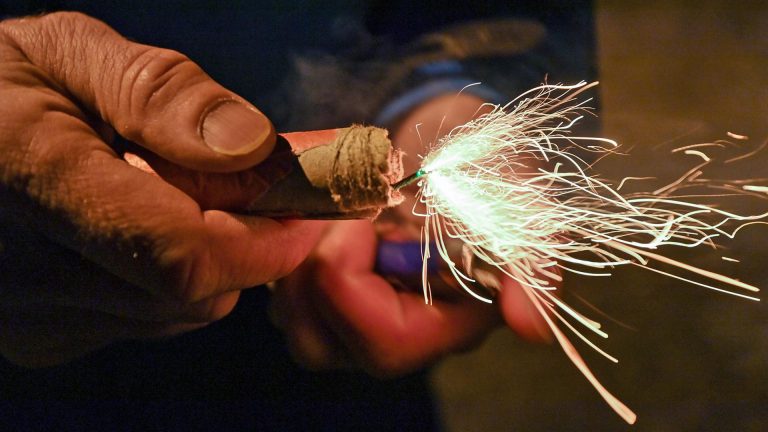 Niemcy: Nieznany sprawca włożył petardę do kaptura 10-latka. Dziecko trafiło do szpitala