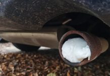 Niemcy: Działacze klimatyczni rozpylili piankę budowlaną w rury wydechowe 100 samochodów