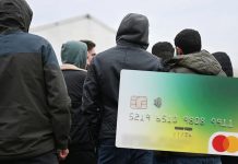 Rada ds. Uchodźców Berlina i Brandenburgii o karcie płatniczej: „To dyskryminacja!”