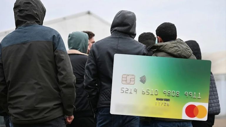 Greiz: Pierwsi uchodźcy wyjeżdżają z powodu wprowadzenia karty płatniczej. Wolą gotówkę…