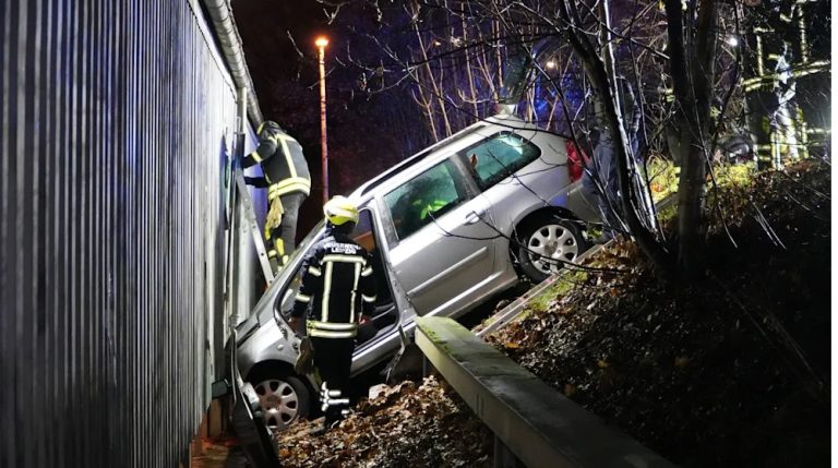 Lipsk: Pijany kierowca wjechał w przystanek przy centrum handlowym. Pomylił gaz z hamulcem