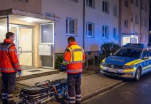 Szok w Niemczech: Ojciec próbował zabić swoją 4-letnią córkę! Dziewczynka ciężko ranna Nocna interwencja ratowników i policji przed blokiem mieszkalnym — ilustracja AI