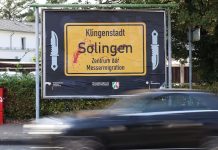 Prawicowi ekstremiści rozwiesili w Solingen podżegające plakaty