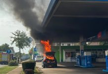 Pożar samochodu hybrydowego na stacji paliw w Neckarsulm. Groźne sceny obok dystrybutorów