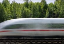 Niemcy: Brutalny atak w pociągu ICE – 20-letni Syryjczyk zranił kilku pasażerów młotkiem i siekierą