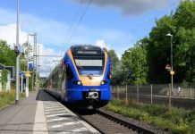 Irakijczyk pchnął nastolatkę pod pociąg w Friedland – burmistrz miasta zasypany groźbami