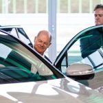Podczas wizyty w fabryce Mercedesa w Sindelfingen kanclerz Olaf Scholz wsiada do EQE 500