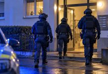 Podejrzenie zamachu w NRW. Policja zatrzymała dwóch Syryjczyków i Niemca! Ilustracyjna scena akcji niemieckiej policji przy budynku mieszkalnym