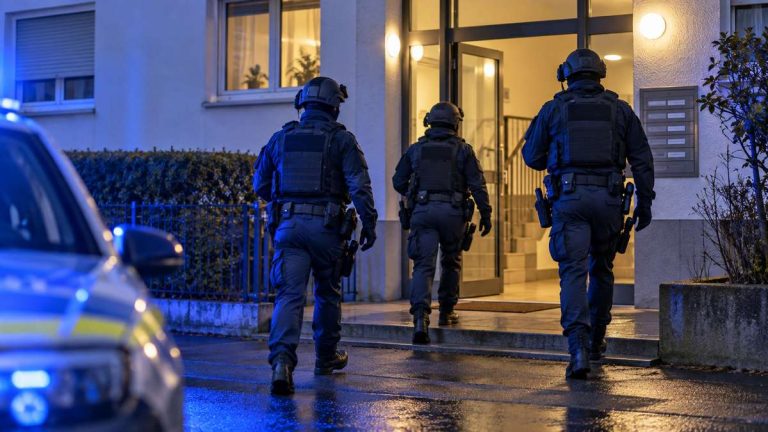 Ilustracyjna scena akcji niemieckiej policji przy budynku mieszkalnym
