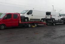 Polak wpadł w Niemczech: Lawetą samoróbką próbował przewieźć trzy auta dostawcze