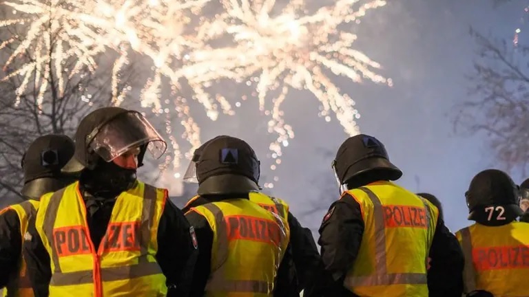 Fajerwerki jeszcze przed Sylwestrem: Młodzi ludzie zniszczyli 13 samochodów w Stuttgarcie