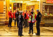 Stuttgart: Brutalna bójka na Cannstatter Wasen — 12 funkcjonariuszy rannych, 11 osób zatrzymanych