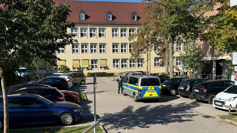 15-latek zaatakował uczniów młotkiem na szkolnym dziedzińcu w Friedbergu – zarzut usiłowania zabójstwa