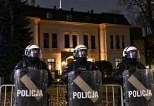 Niemiecki „WELT” o eskalacji w Polsce! Policja przy Trybunale Konstytucyjnym, opozycja mówi o zamachu stanu Symboliczna ilustracja policjantów z tarczami przed Trybunałem Konstytucyjnym w Warszawie