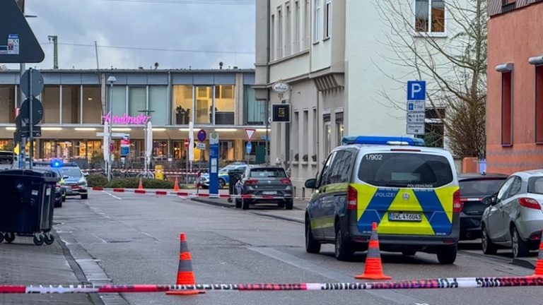 Służby specjalne szturmują mieszkanie w Niemczech. W środku znaleziono ciało mężczyzny