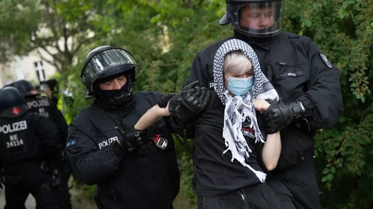 Brutalne zamieszki podczas antyizraelskiej demonstracji w Berlinie – policjant został ciężko ranny