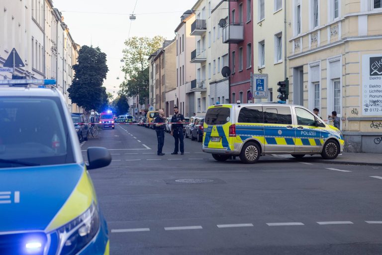 Dramatyczne zdarzenie w Niemczech: Kierowca wjechał samochodem w grupę pieszych w Krefeld