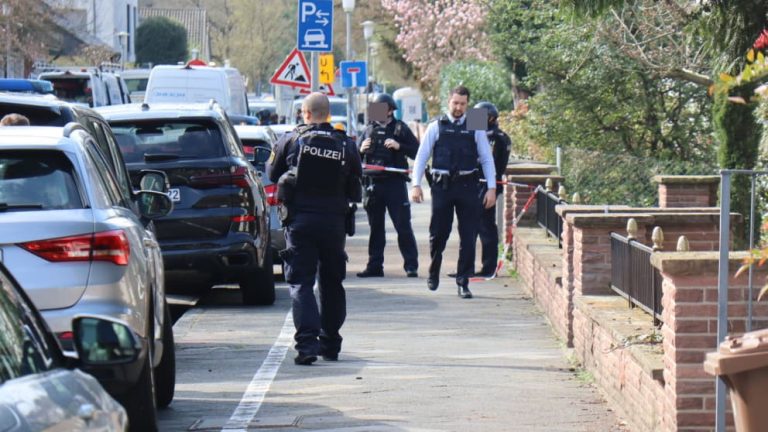 Dramat rodzinny w Mannheim – syn zranił matkę i zabarykadował się w domu