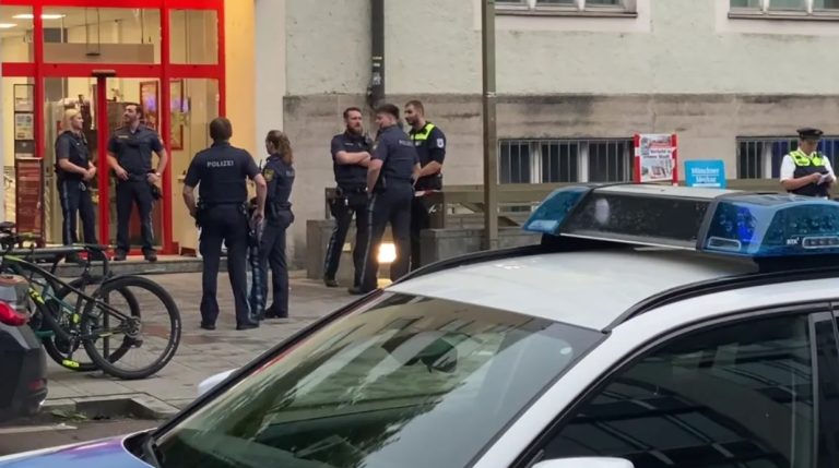 Policja postrzeliła kobietę w supermarkecie w Monachium po tym, jak zaatakowała ich nożem
