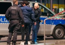 Niemcy: Brutalny atak Tunezyjczyka pod komisariatem w Dreźnie – 21-latek ciężko ranny