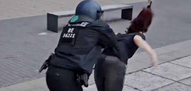 Berlin: Wszczęto śledztwo wobec policjanta, który brutalnie popchnął protestującą na ziemię