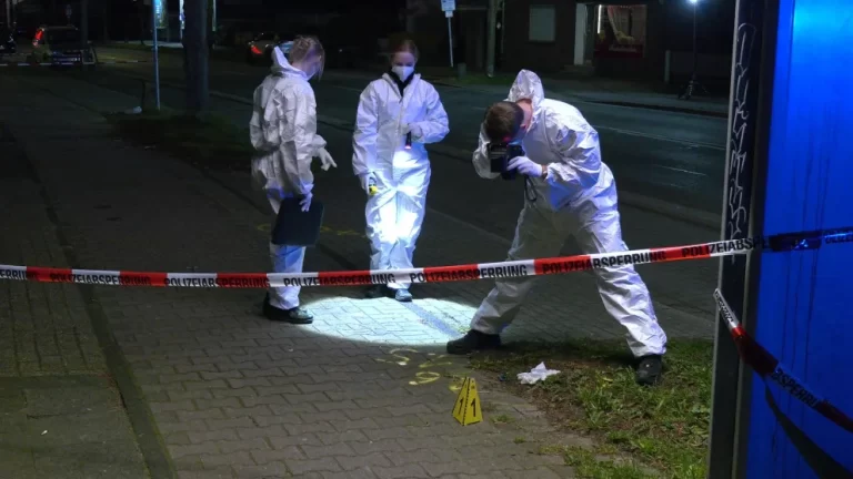 Atak nożownika na stacji benzynowej w Moers – policja postrzeliła mężczyznę w brzuch