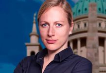 Polityk AfD rozdaje narzędzie, które może być uważane jako broń – nietypowy prezent wyborczy