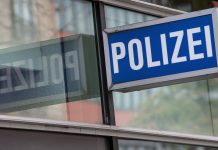 Niemcy: Śledztwo wobec 17 policjantów we Frankfurcie – zarzuty użycia przemocy i fałszowania protokołów