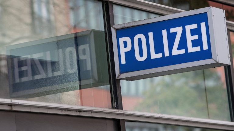Niemcy: Śledztwo wobec 17 policjantów we Frankfurcie – zarzuty użycia przemocy i fałszowania protokołów