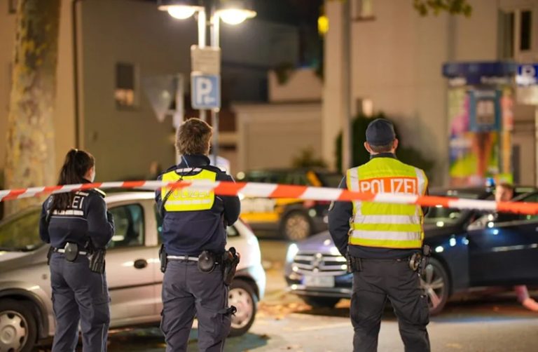 Atak nożownika w Stuttgarcie, sprawca zbiegł