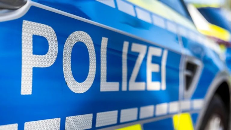 Brutalny atak nożem w Kassel. 17-latek w stanie krytycznym, policja poszukuje dwóch sprawców o ciemniejszej cerze